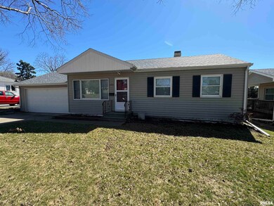 2325 W 43rd St, Davenport, IA 52806 - photo 2