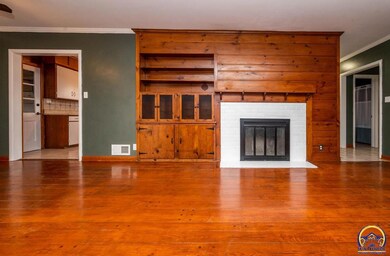 3639 SW Stratford Rd, Topeka, KS 66604 - photo 2