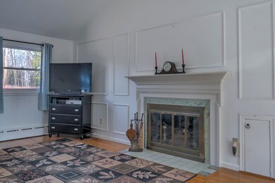 Living room w vaulted ceiling