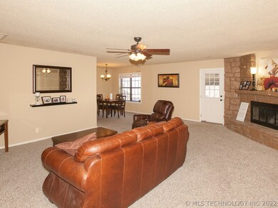 3049 W 70th St, Tulsa, OK 74132 - photo 3