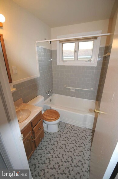 572 Shipley Rd, Linthicum Heights, MD 21090 - photo 6