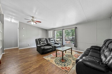 212 Finley Ct, Springtown, TX 76082 - photo 4