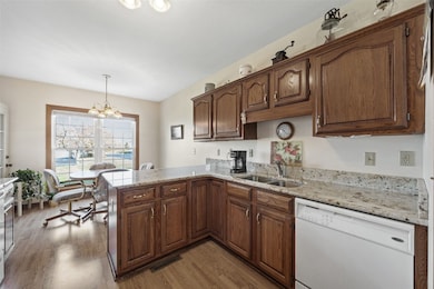 4745 Westchester Dr NE unit A, Cedar Rapids, IA 52402 - photo 5