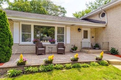 827 S Euclid Ave, Elmhurst, IL 60126 - photo 3