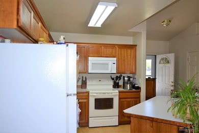 1935 SW 35th St, Redmond, OR 97756 - photo 5