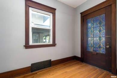 911 W Locust St, Davenport, IA 52804 - photo 4