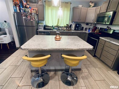 109 S Shaw St, Harrisburg, IL 62946 - photo 2