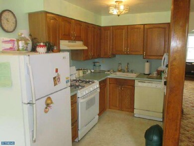 1124 Oakwood Dr, Glenolden, PA 19036 - photo 4