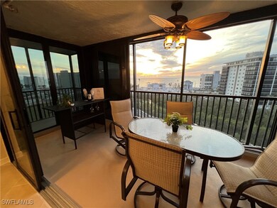 Sunroom / solarium with ceiling fan