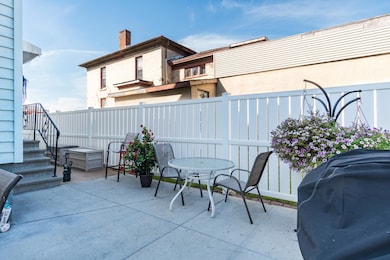 06_215_7thStS_Exterior6_mls