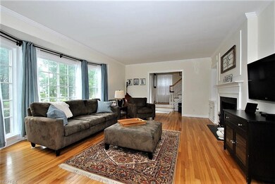Oversized bay window makes the living room bright 