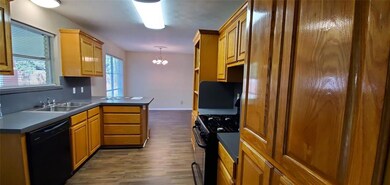 812 W Baldridge St, Ennis, TX 75119 - photo 3