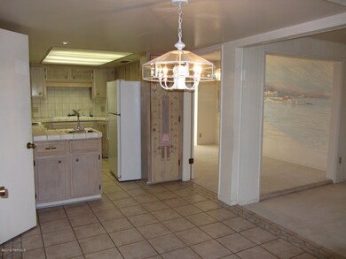 Kitchen & Dining