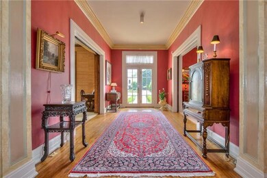 A foyer that makes you feel welcome to your new residence. Just elegant, and confortable.  