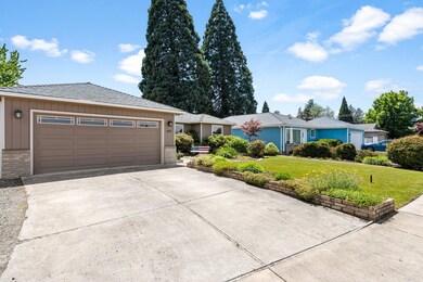 848 Forest Glen Dr, Central Point, OR 97502 - photo 3