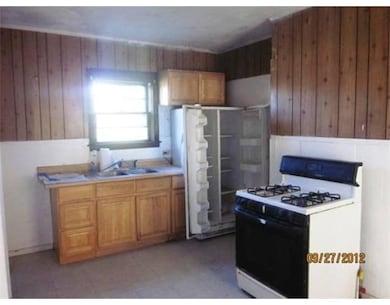 139 Lawrence St, Clinton, MA 01510 - photo 3