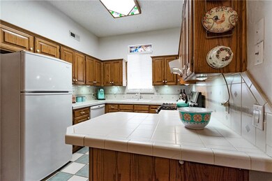 2121 NE 9th St, Moore, OK 73160 - photo 4