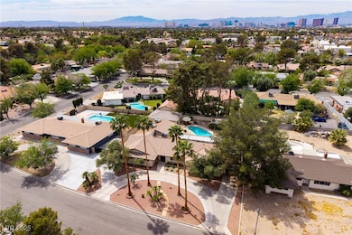Bird's eye view of a pool area and mountains