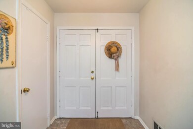 17528 Queen Elizabeth Dr, Olney, MD 20832 - photo 4