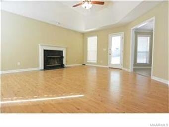 THE LIVING ROOM IS VERY SPACIOUS, HAS WOOD LAMINAT