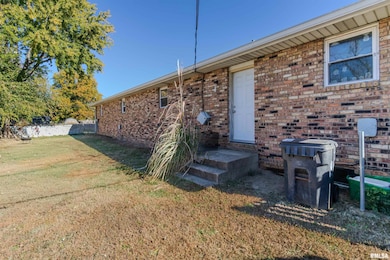 201 Cypress St, Pekin, IL 61554 - photo 3