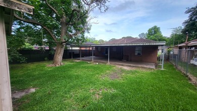 1216 W Snyder St, Alvin, TX 77511 - photo 4