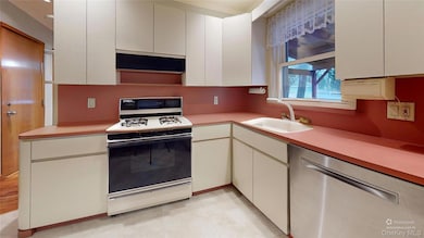 120 Barrymore Blvd, Franklin Square, NY 11010 - photo 5