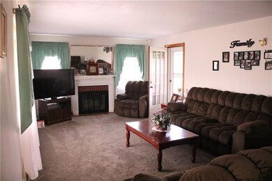 22x13 Living Room w/propane fireplace and 11x8 con