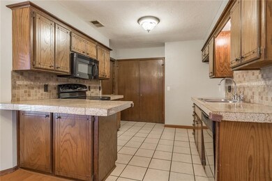 2201 NE 8th St, Moore, OK 73160 - photo 5