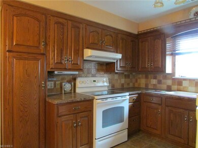 Beautiful Updated Kitchen w/Tile Backsplash & Appl