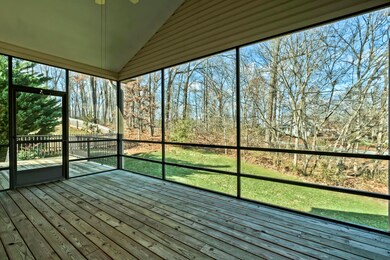 06_111 Yona Way_ScreenedPorch01
