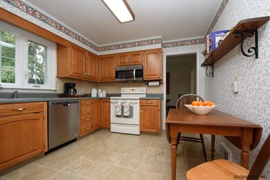 33 Dumbarton Dr, Delmar, NY 12054 - photo 6