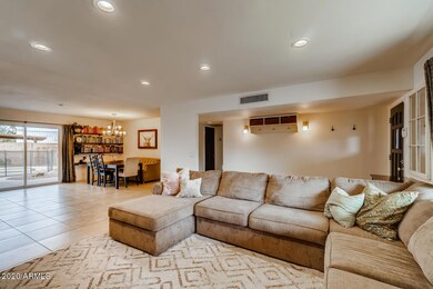 3022 E Sierra St Phoenix AZ-large-004-00