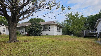 309 Fannin Ave, Bonham, TX 75418 - photo 2