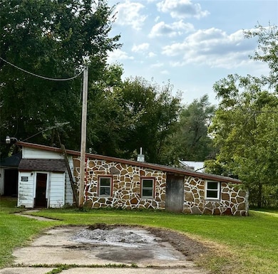 299 Hickory St, Newton, IA 50208 - photo 2