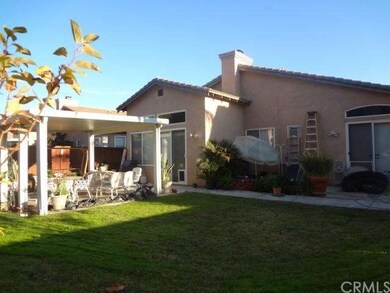 Another view of the large yard with the patio cove
