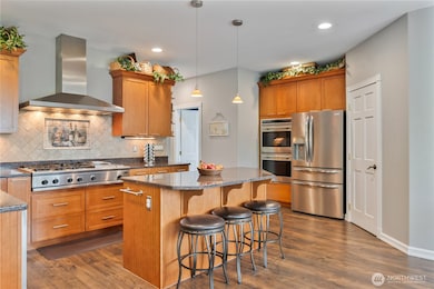 Gorgeous Kitchen with high-end appliances!  And one of the Seller's faves lies behind that white door ......