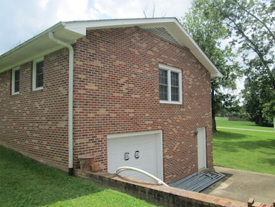 102 W Bridges St, Landrum, SC 29356 - photo 3