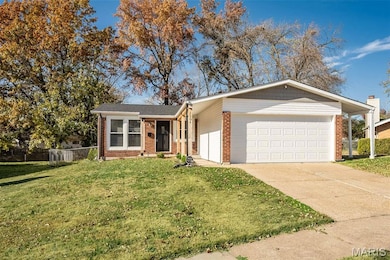 1304 Kew Gardens Dr, Florissant, MO 63031 - photo 2