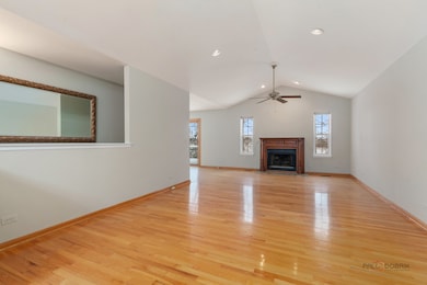 186 N Crooked Lake Ln, Lindenhurst, IL 60046 - photo 2