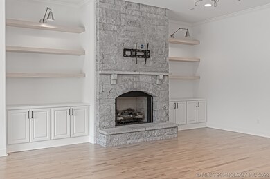 Cozy gas log fireplace and already set up for your