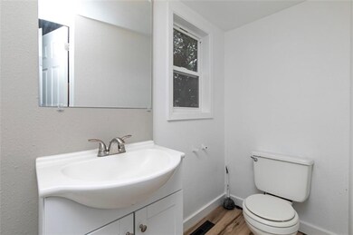 314 E 8th St S, Newton, IA 50208 - photo 4