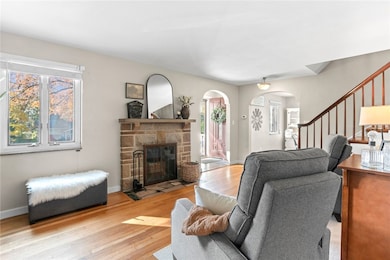 977 Crest Ln, Carnegie, PA 15106 - photo 4