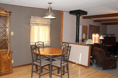 Dining area in kitchen<|><|>