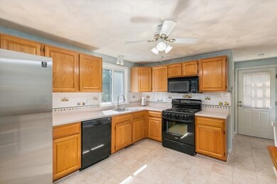 42 Brentwood Rd, Methuen, MA 01844 - photo 4