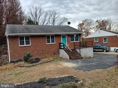 15910 Crest Dr, Woodbridge, VA 22191 - photo 2