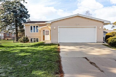 2218 29th St SW, Cedar Rapids, IA 52404 - photo 2