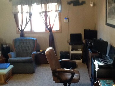 Large, cozy family room <|><|>