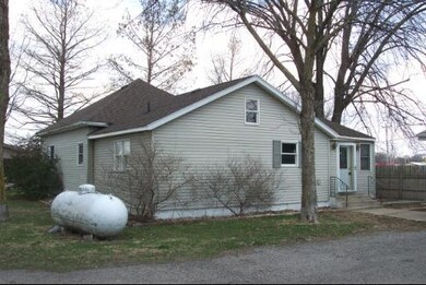 639 W Walnut St, Oglesby, IL 61348 - photo 2