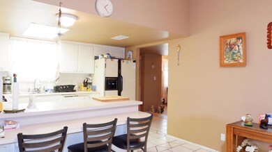Kitchen breakfast bar
